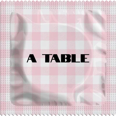 Pochette à carreaux roses et blancs portant le mot « A TABLE »
