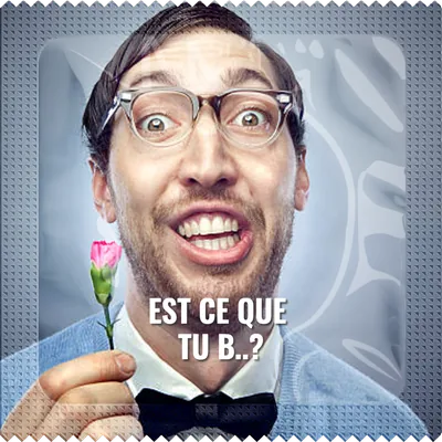 Pochette illustrée de la photo d’un homme souriant qui tient une fleur, avec le message « Est-ce que tu b..? »