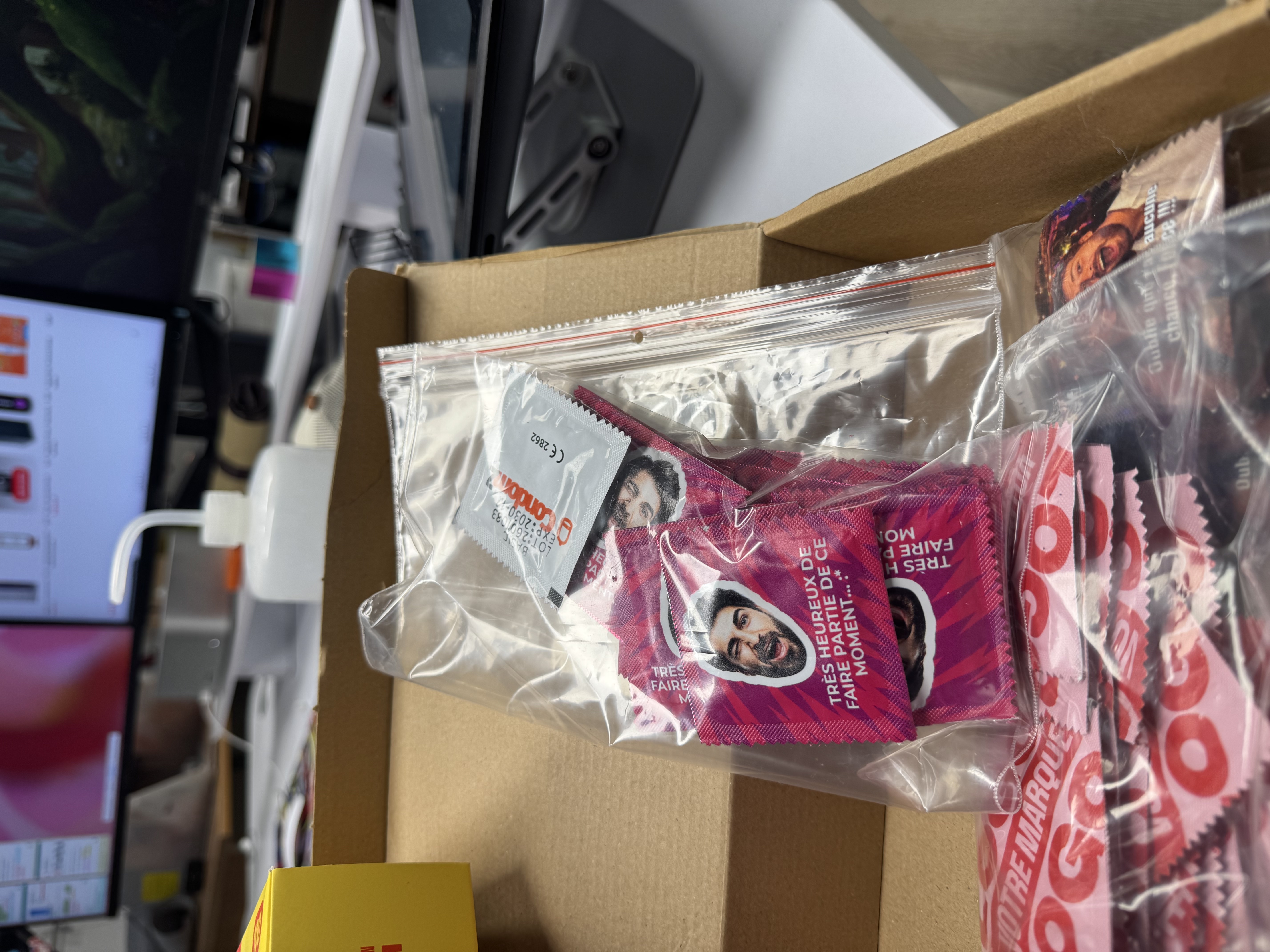 Premiers essais de préservatifs personnalisés CondomZ : pochettes aluminium imprimées en couleur avec photos, textes et designs originaux